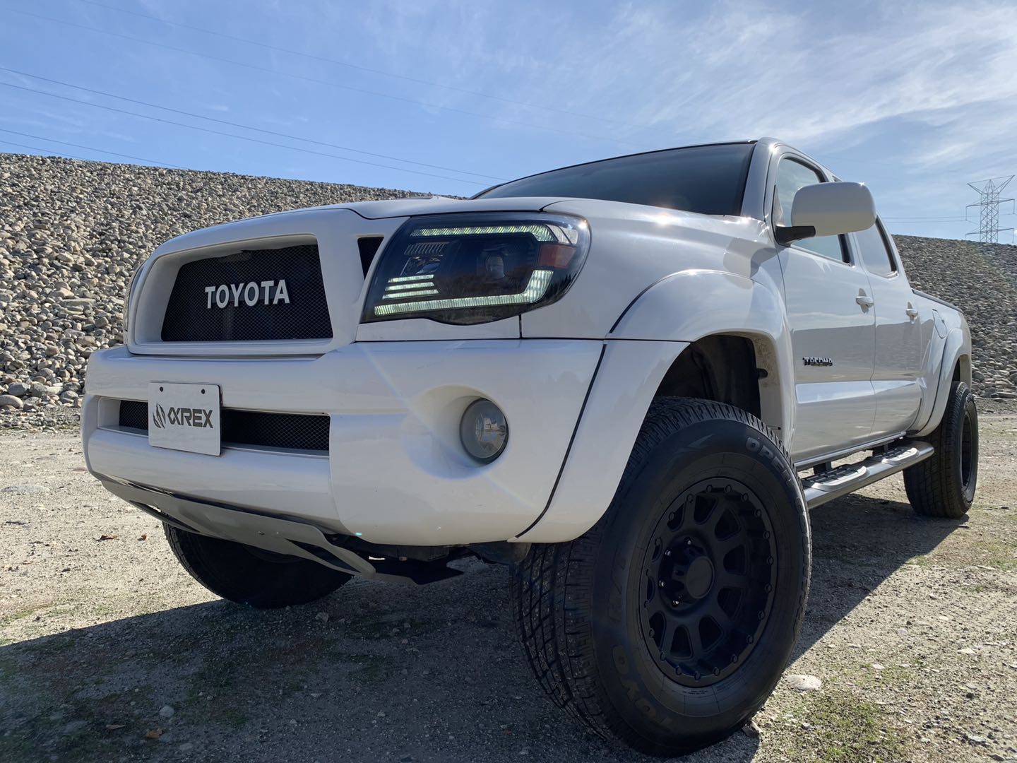 05-11 Toyota Tacoma LUXX-Series LED Projector Headlights Alpha-Black - Image 10